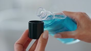 So pflegen Sie Ihr Implantat richtig – die besten Tipps für zuhause