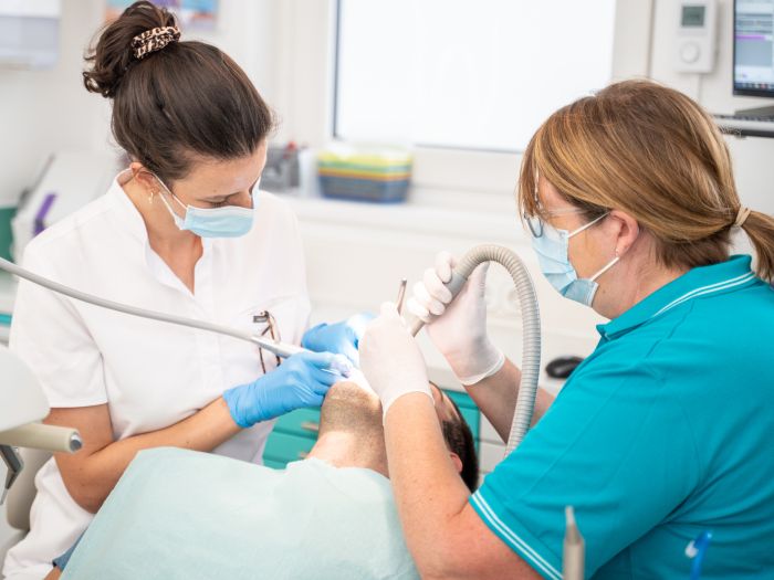 Sinuslift und Implantat – wie lange dauert es bis zum festen Zahn?