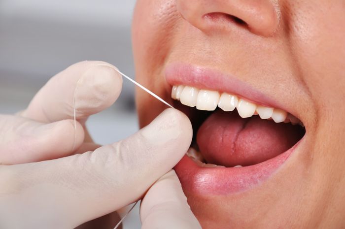Zahnseide richtig anwenden