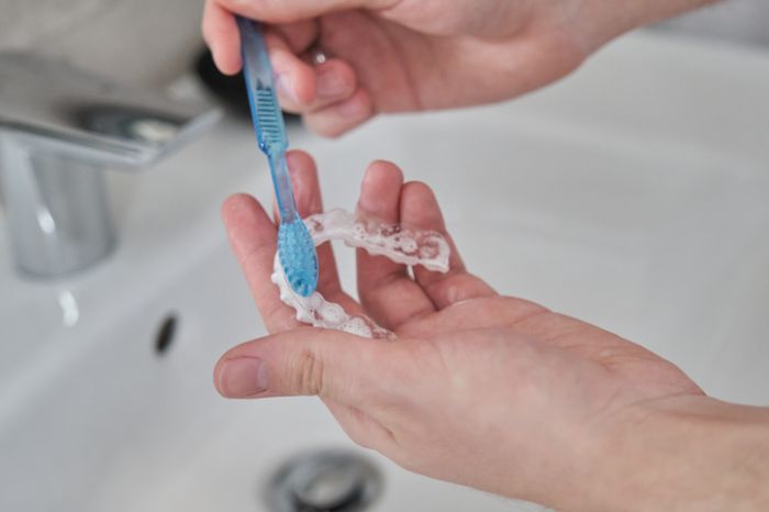 Zahnschiene richtig reinigen: So bleibt sie hygienisch und langlebig
