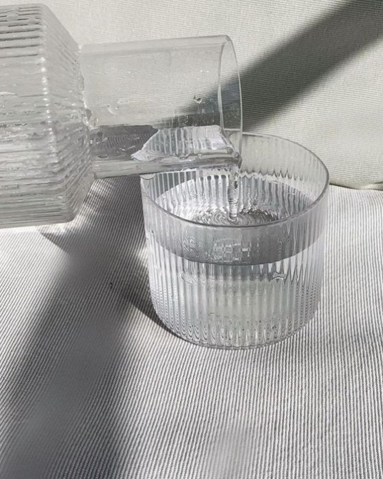 Wasserflasche und Wasserglas